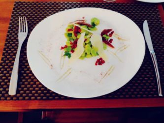 Salade de fèves magret de canard séché maison et copeau de parmesan